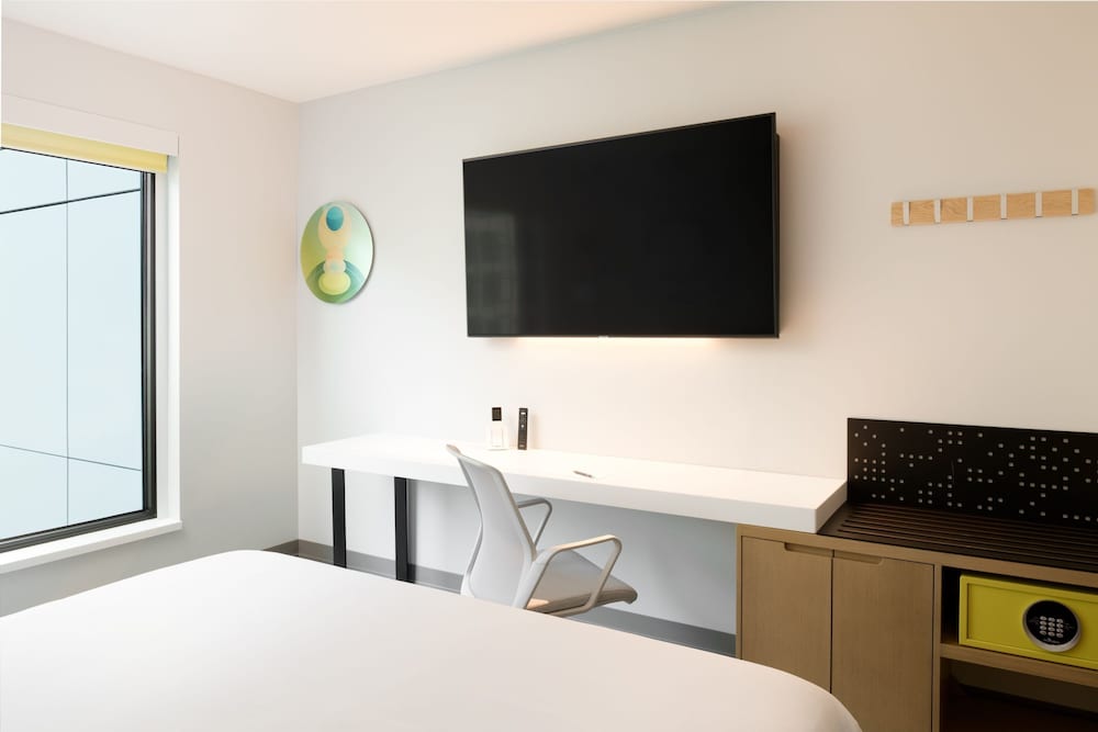 Downtown Skyline View, 1 King Bed, ADA Mobility Accessible w/ Tub