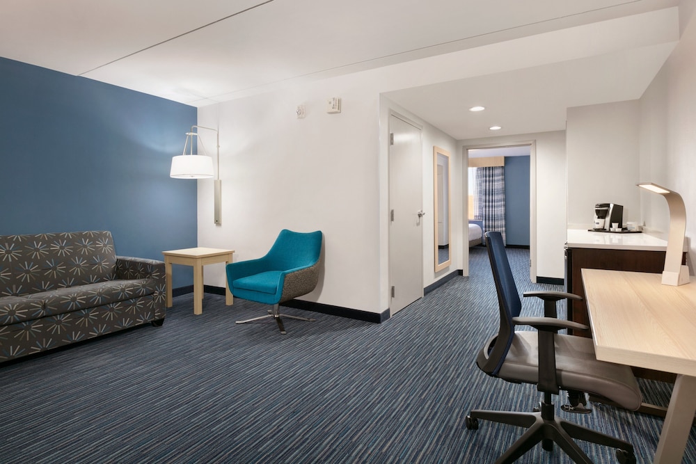 Suite, 2 Queen Beds, Accessible (Mobility) - Photo 9