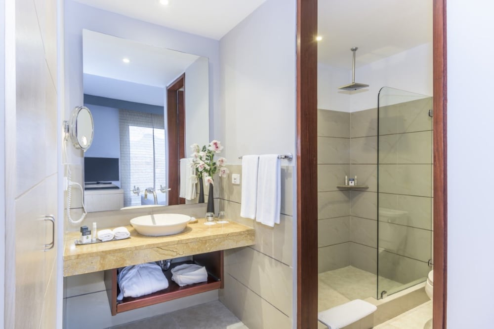 Standard Double Room - Photo 7