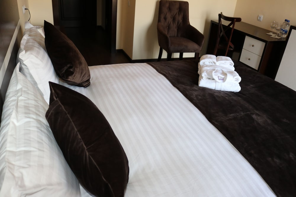 Standard Double Room, 1 King Bed - Photo 3