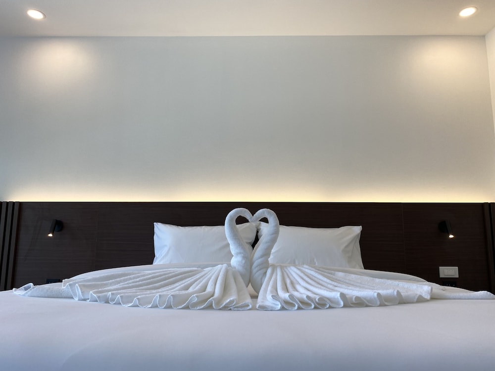 Superior Room, 1 King Bed, Non Smoking, Ensuite - Photo 7