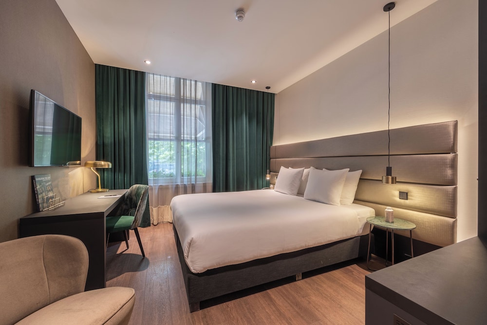 Superior Room, 1 King Bed photo 1