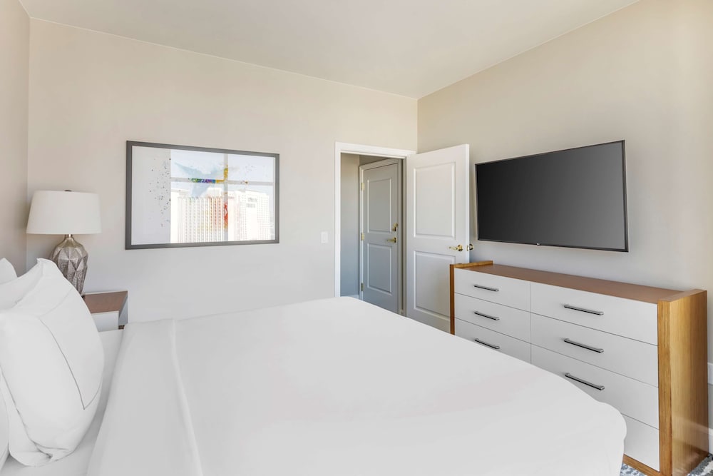 Suite, 2 Bedrooms - Photo 3