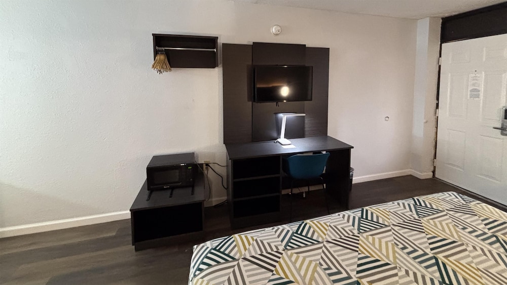 Deluxe Room, 1 Queen Bed, Non Smoking, Refrigerator & Microwave photo 1