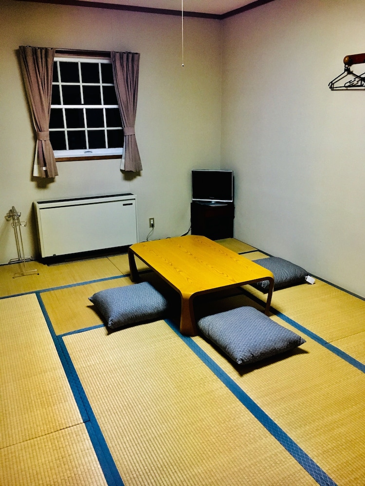Japanese-style Family Room with Sink photo 3