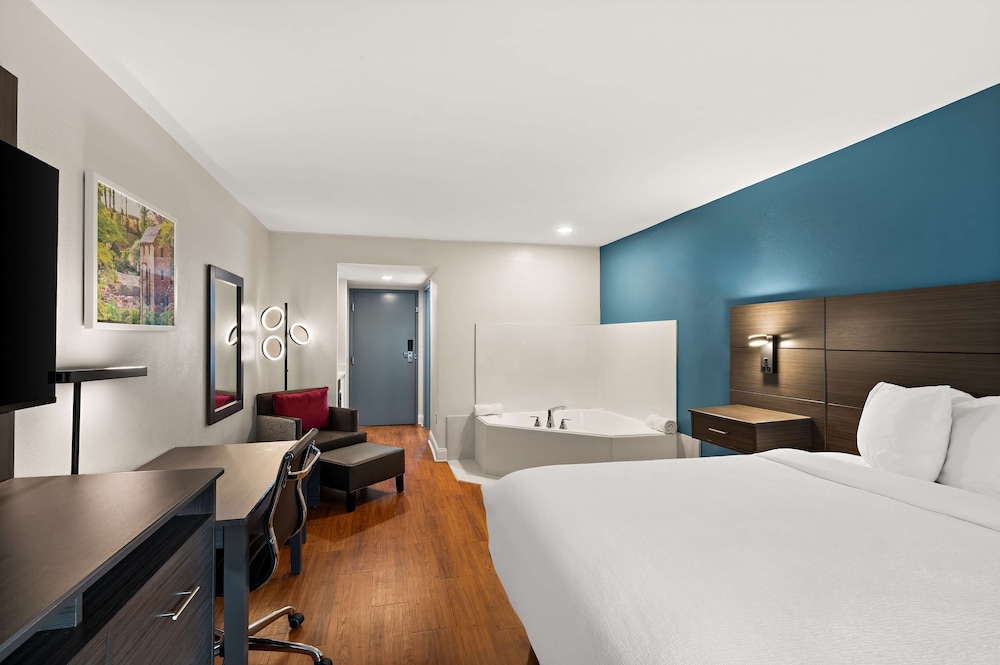 Standard Room, 1 King Bed, Non Smoking, Hot Tub - Photo 4
