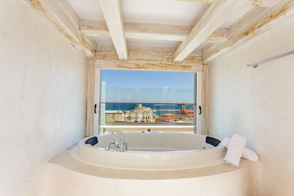 Deluxe Suite, 1 King Bed, Sea View, Executive Level photo 2