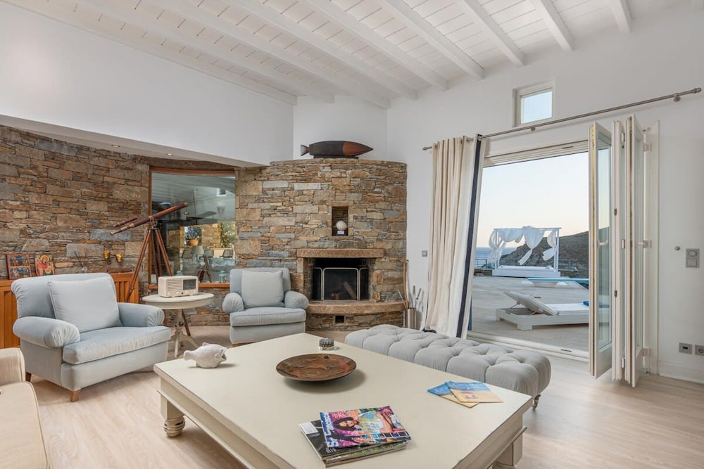 Villa, Smoking photo 1