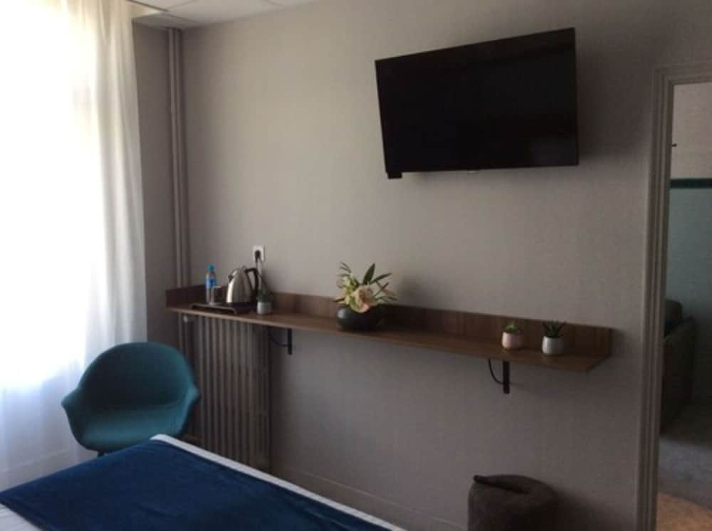 Suite, 1 King Bed, Non Smoking, Balcony (Living Room;Twin bed on request) - Photo 2