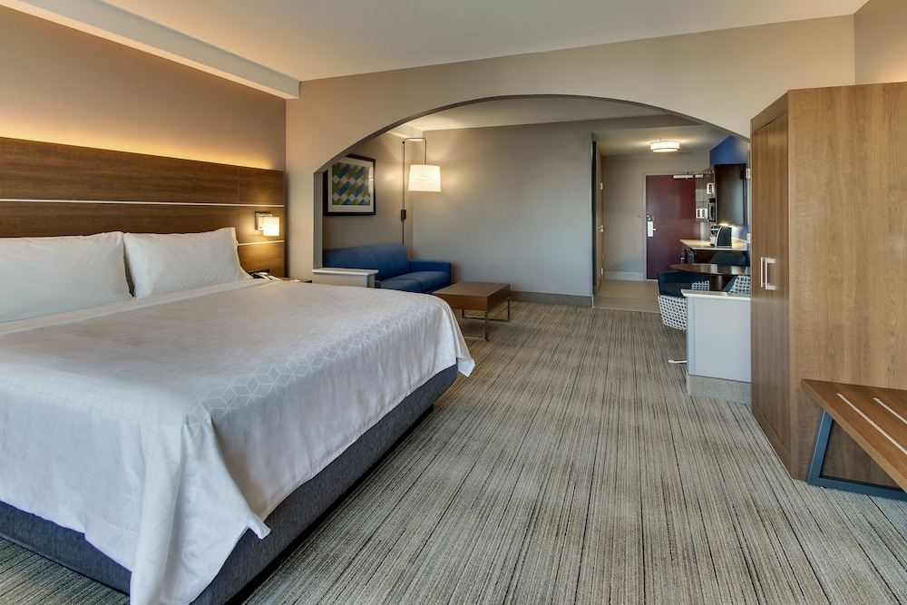 Suite, 1 King Bed (Additional Living Area) - Photo 3