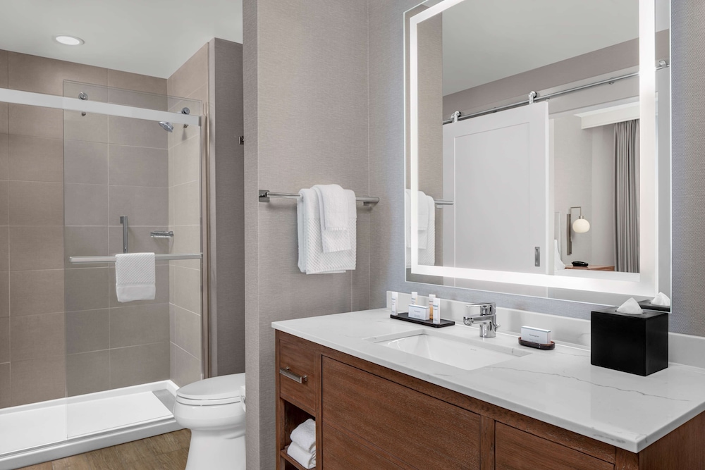 Studio Suite, 1 King Bed, Harbor View, Corner - Photo 5