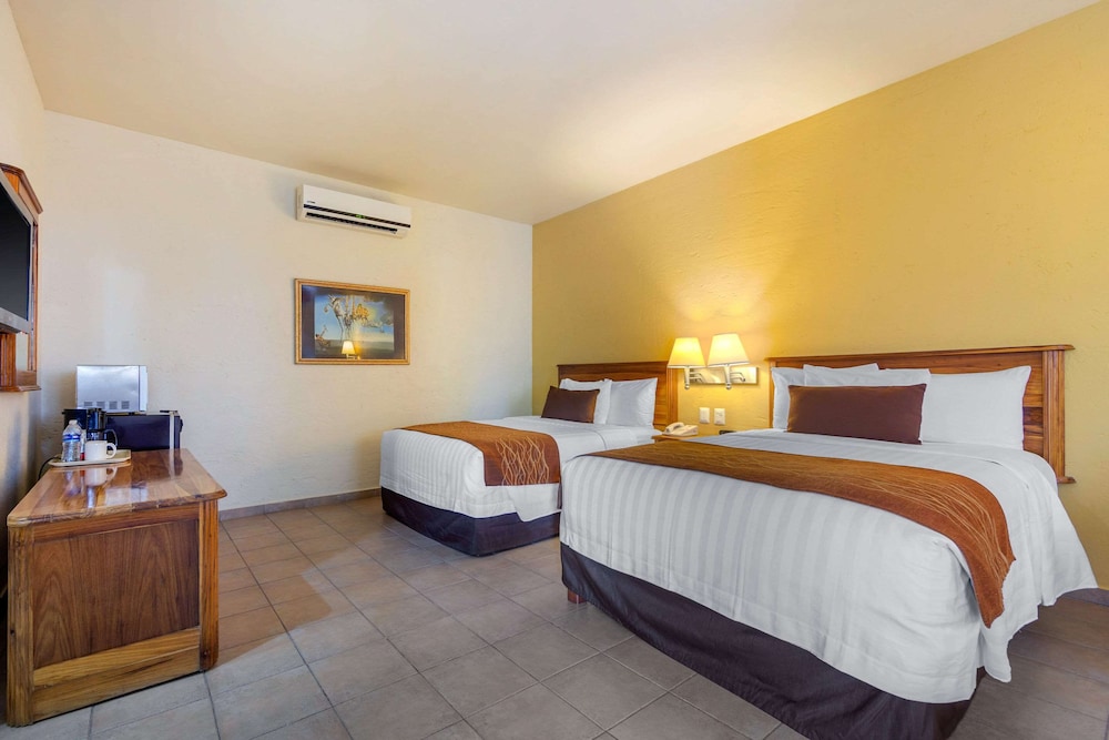 Suite, 2 Double Beds, Non Smoking - Photo 11