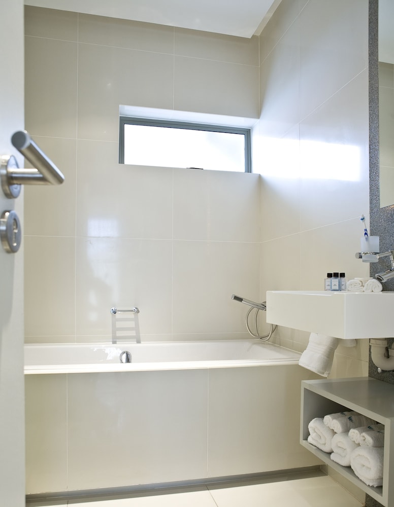 Luxury Suite - Photo 7