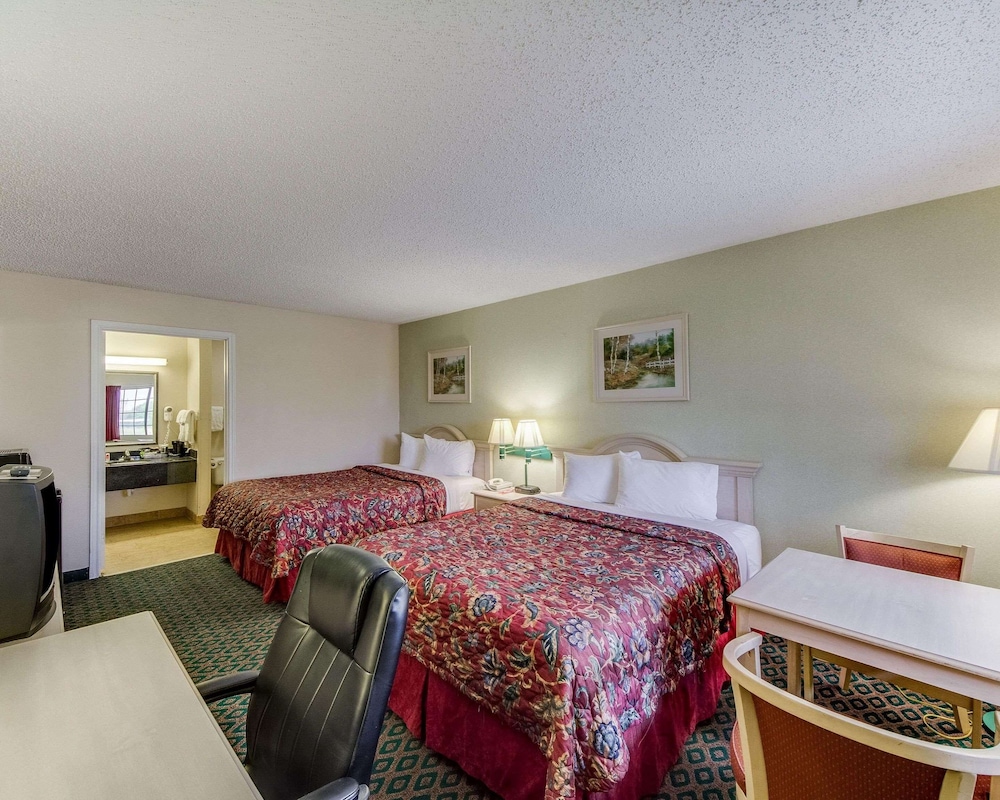 Standard Room, 2 Queen Beds, Non Smoking - Photo 4