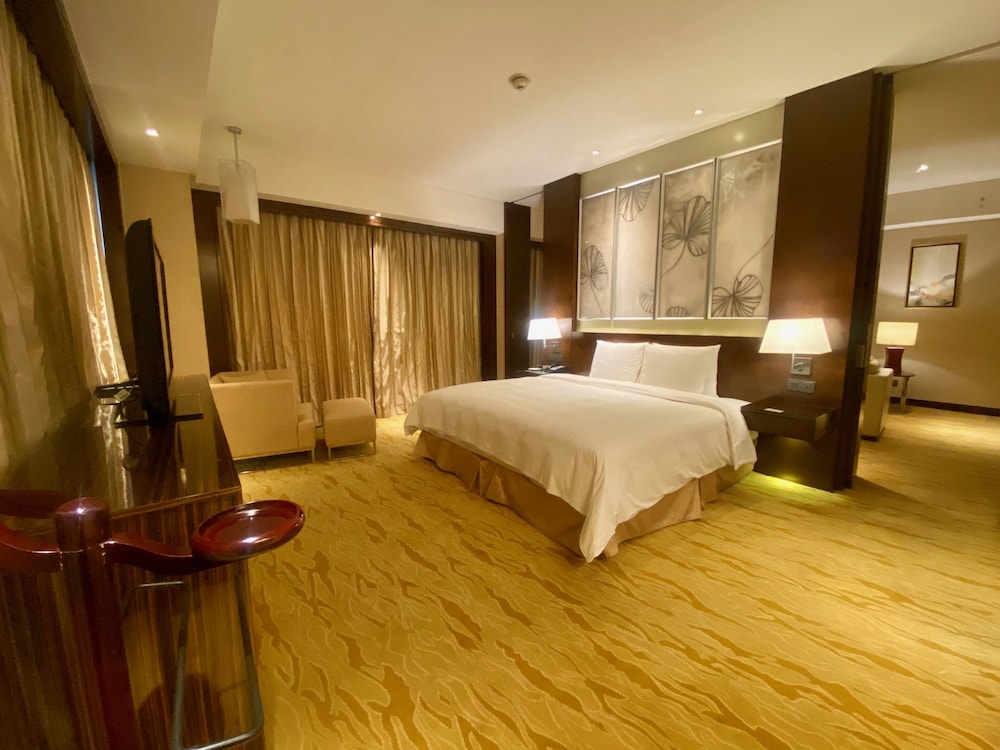 Premier Suite, 1 King Bed, City View - Photo 3