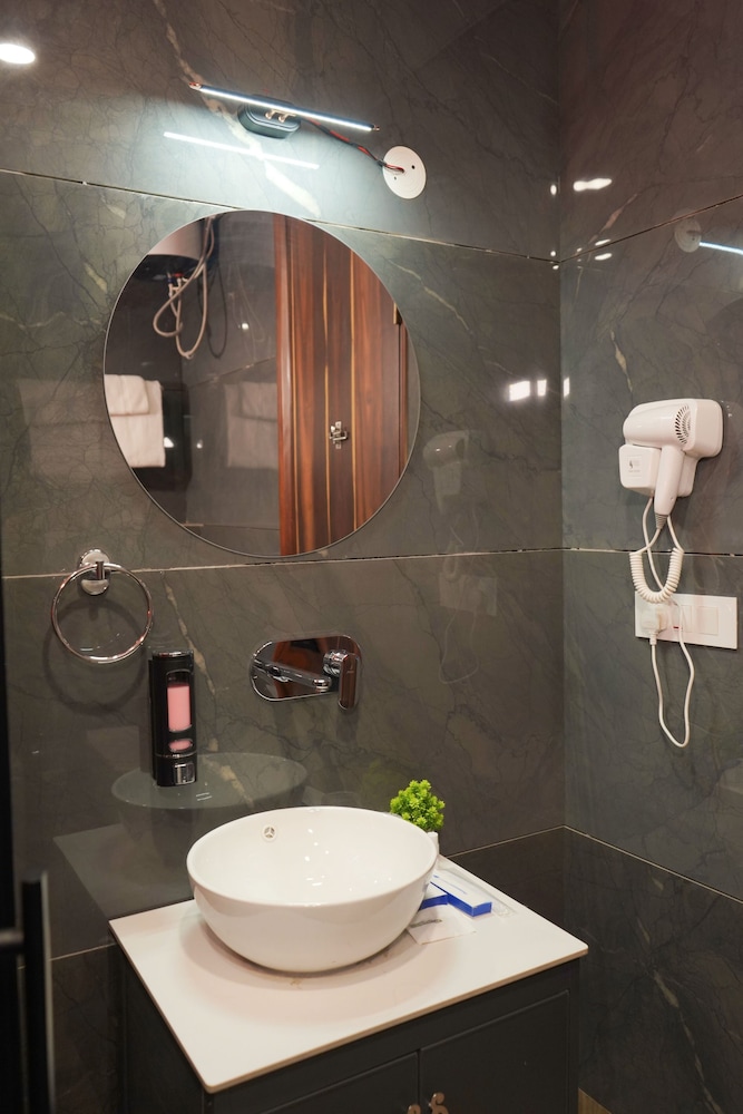 Executive Twin Room, Balcony - Photo 12