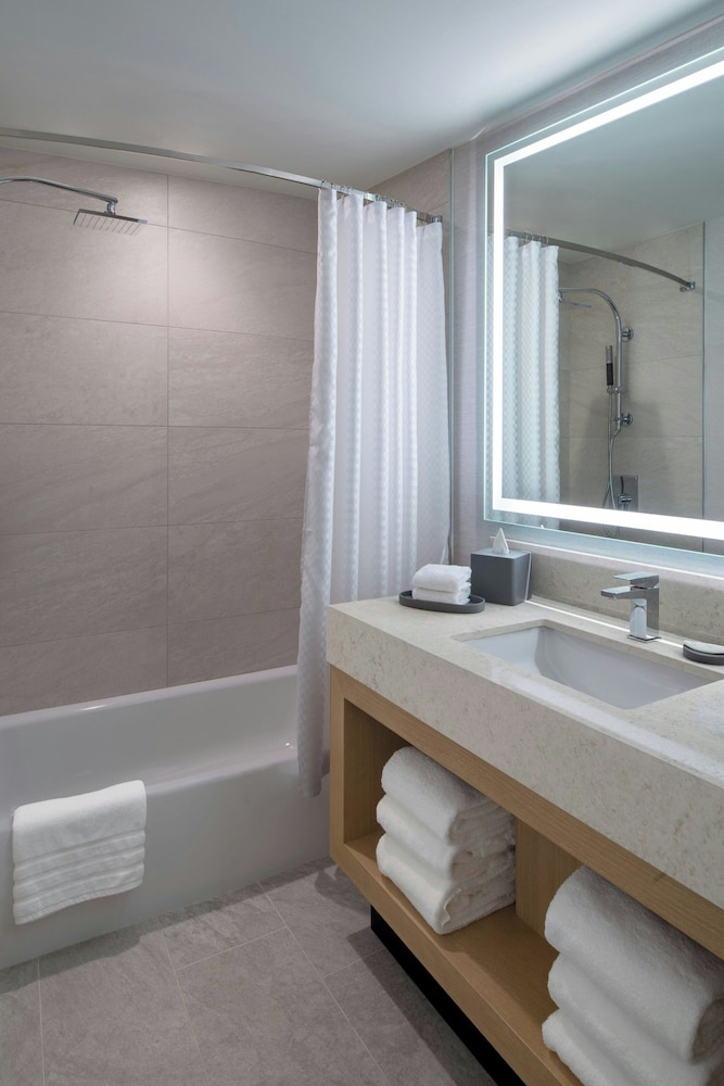 Deluxe Room, 2 Queen Beds (Mobility Accessible, Roll-In Shower) - Photo 5