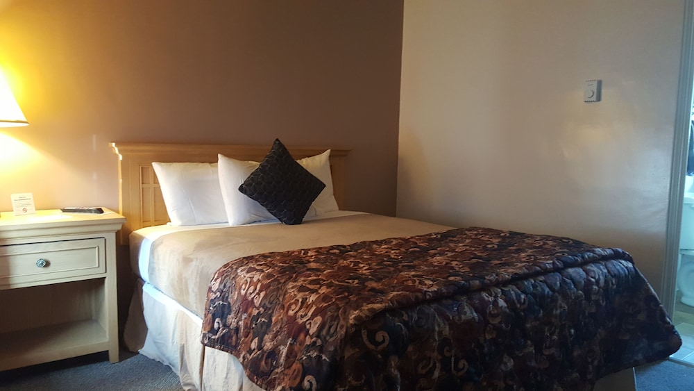 Standard Room, 1 Queen Bed, Non Smoking photo 3