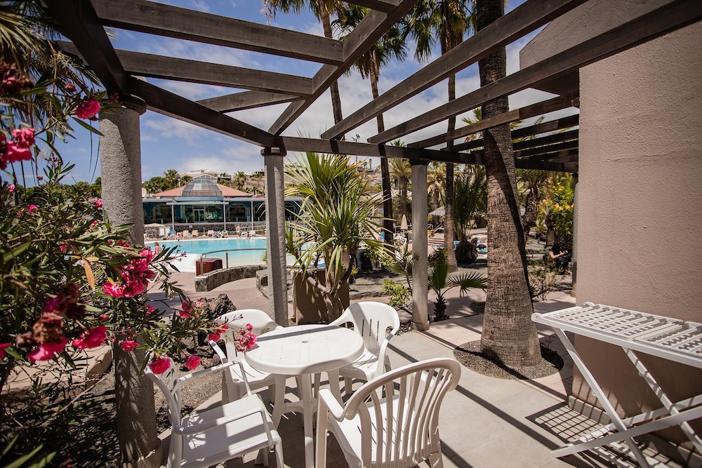 Classic Bungalow, Poolside (1 Adult and 2 Children)