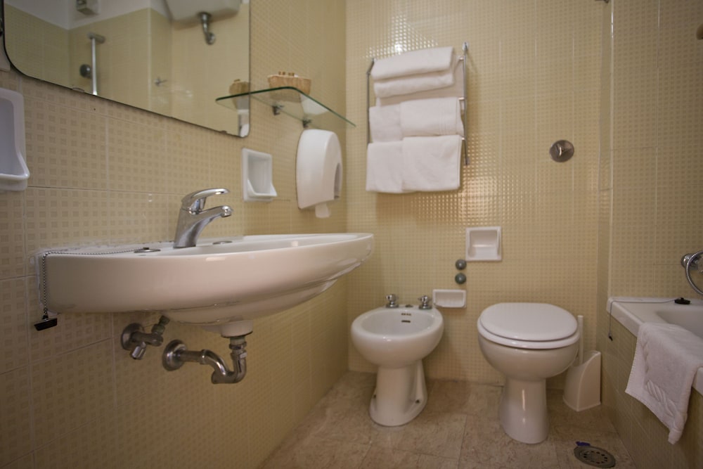 Economy Triple Room thumbnail 5