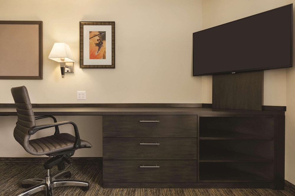 Studio Suite, 1 Queen Bed, Accessible, Non Smoking (Roll-in Shower)