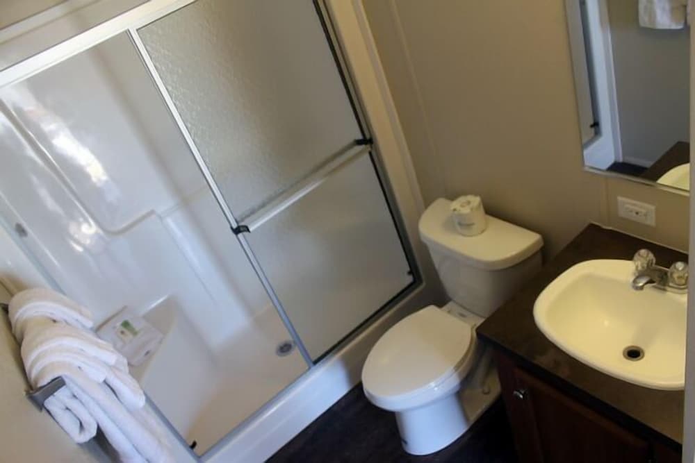 Standard Room, 1 Queen Bed photo 2