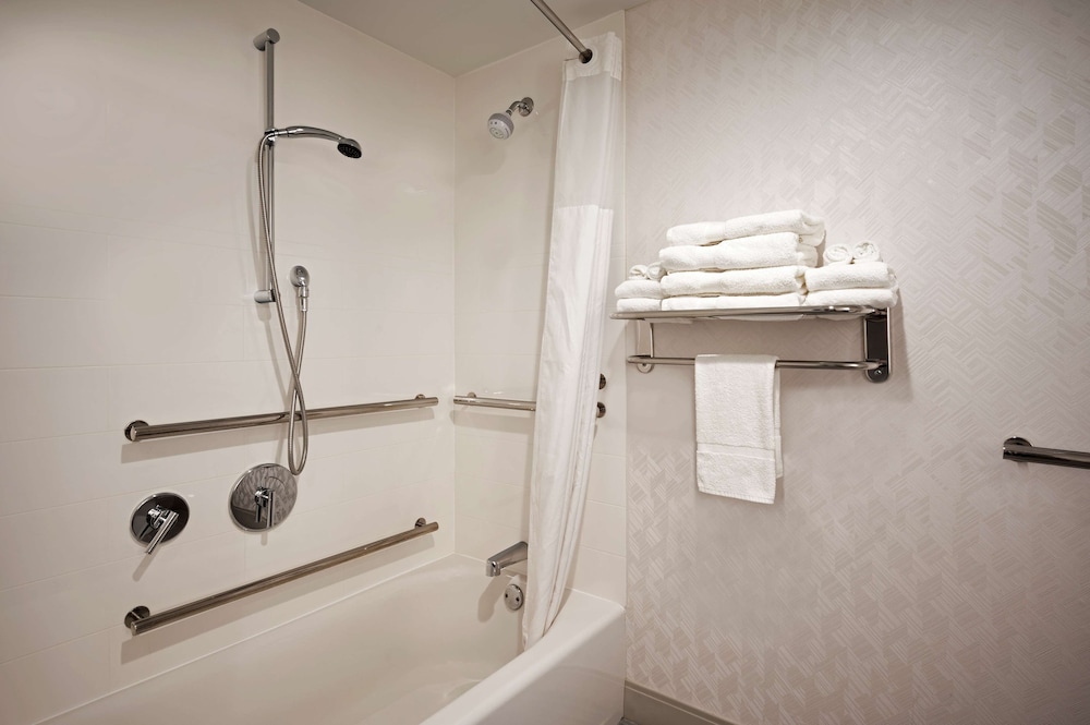 Room, 1 Queen Bed, Accessible - Photo 4