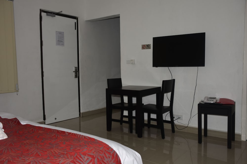 Standard Room, 2 Queen Beds, Pool View photo 3