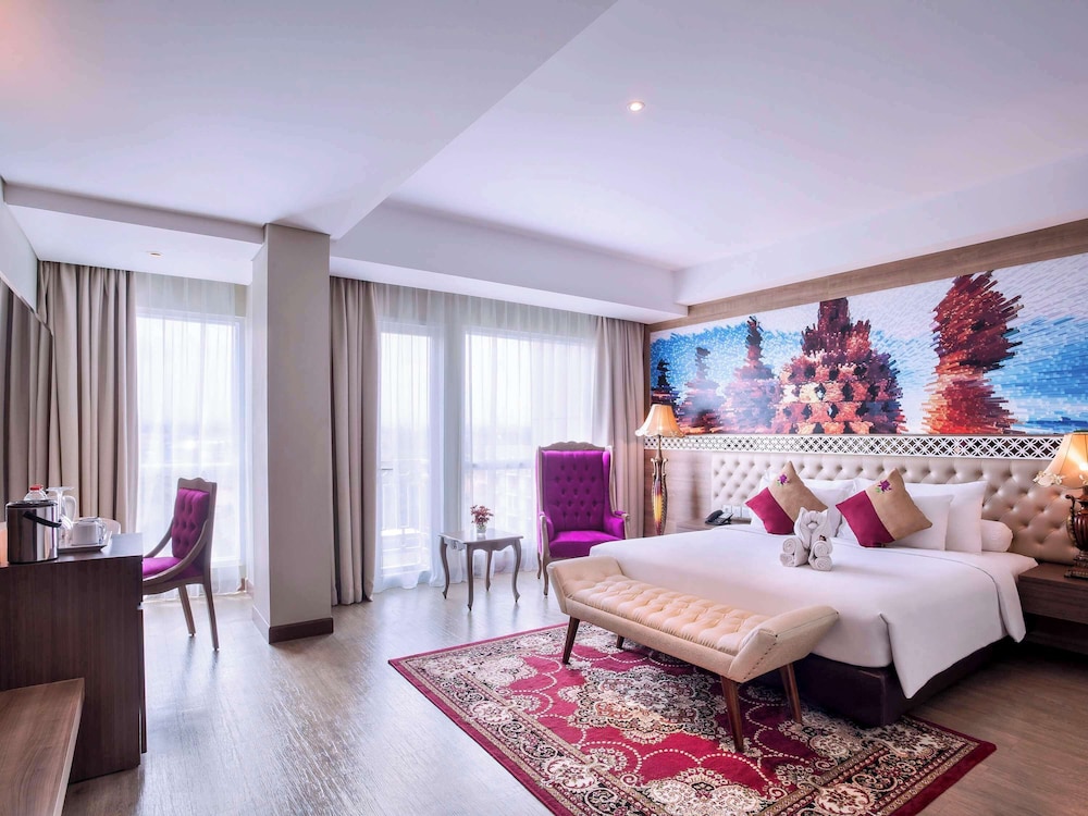 Deluxe Room, 1 King Bed (Premium) photo 2