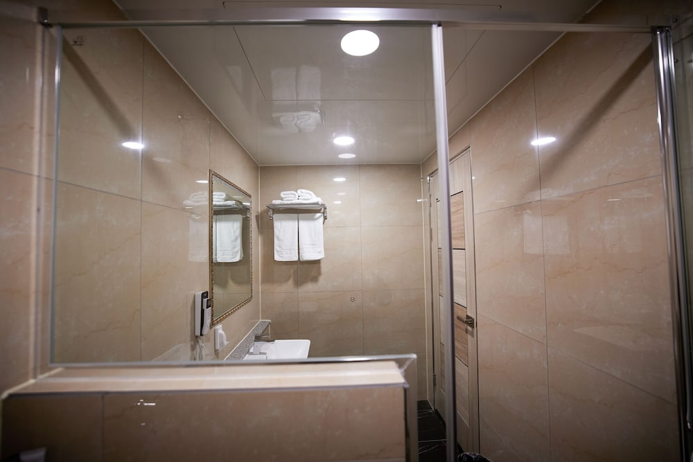 Corner Suite - Photo 9