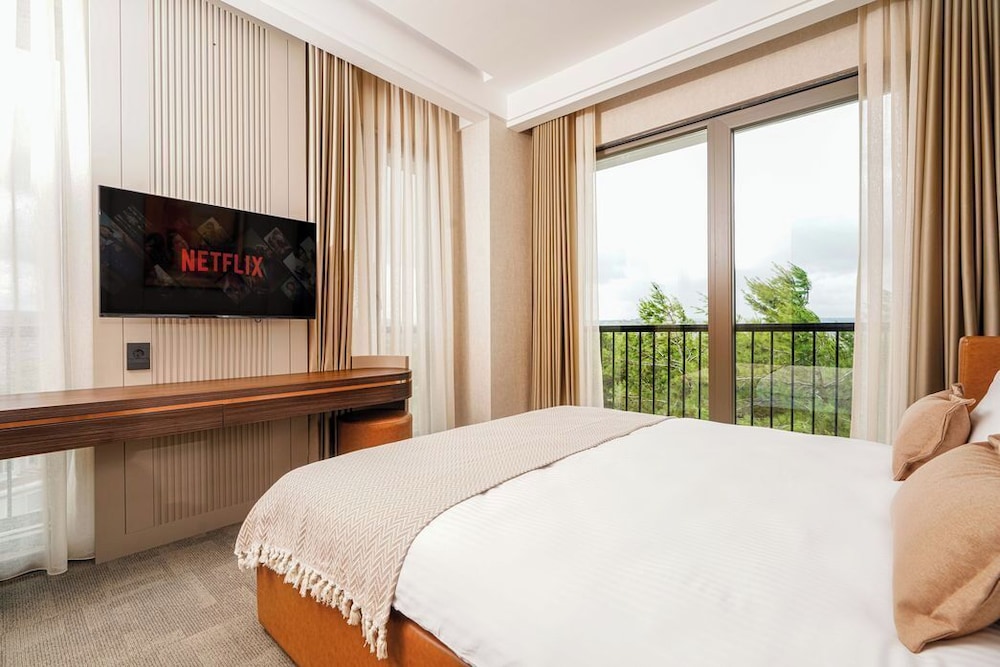 Superior Room, 1 King Bed, Non Smoking, Garden View photo 2