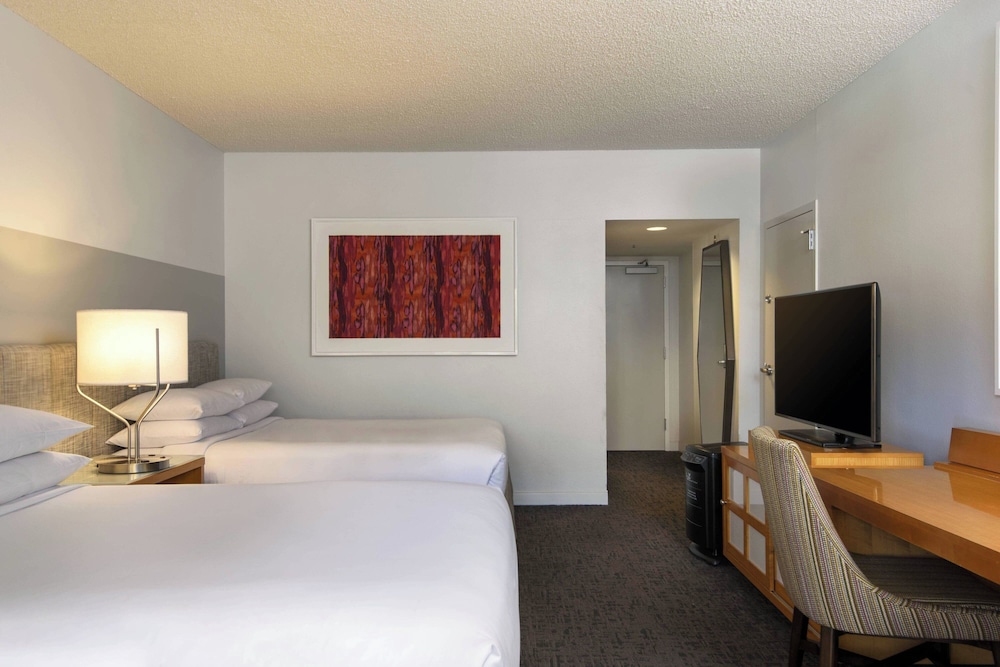 Room, 2 Queen Beds (Mobility/Hearing Accessible, Tub) - Photo 2