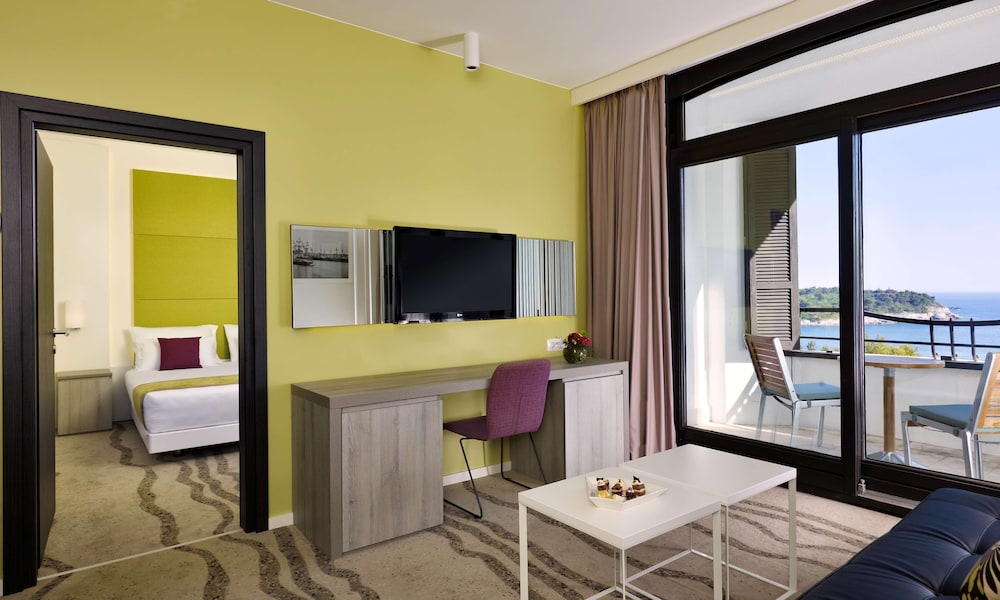 Suite, 1 Bedroom, Sea View - Photo 2