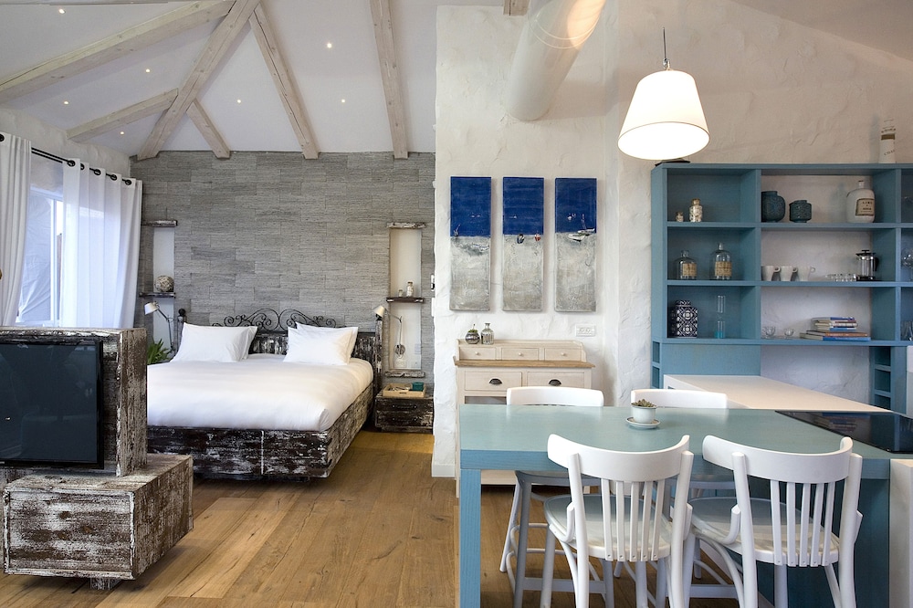 Signature Penthouse, 1 King Bed with Sofa bed photo 2