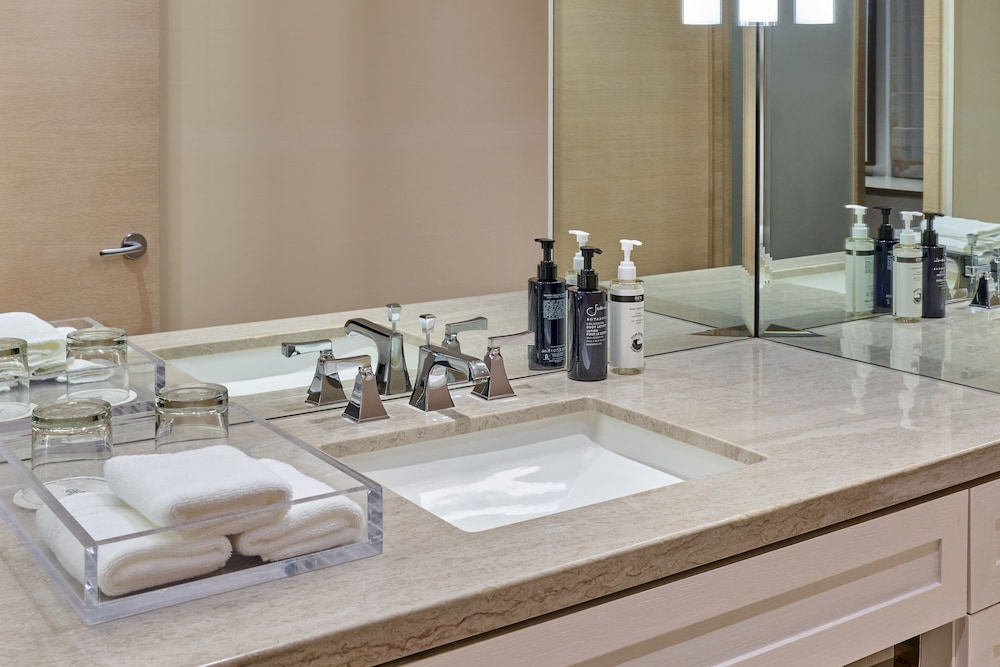 St Regis, Suite, 1 Bedroom - Photo 3