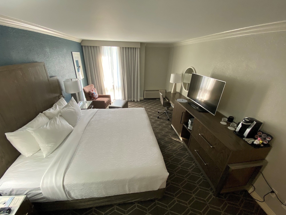 Premium Room, 1 King Bed - Photo 7