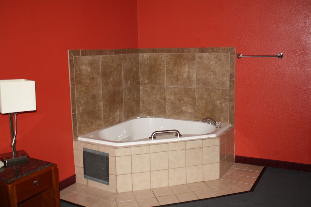 Superior Single Room, 1 King Bed, Jetted Tub photo 1