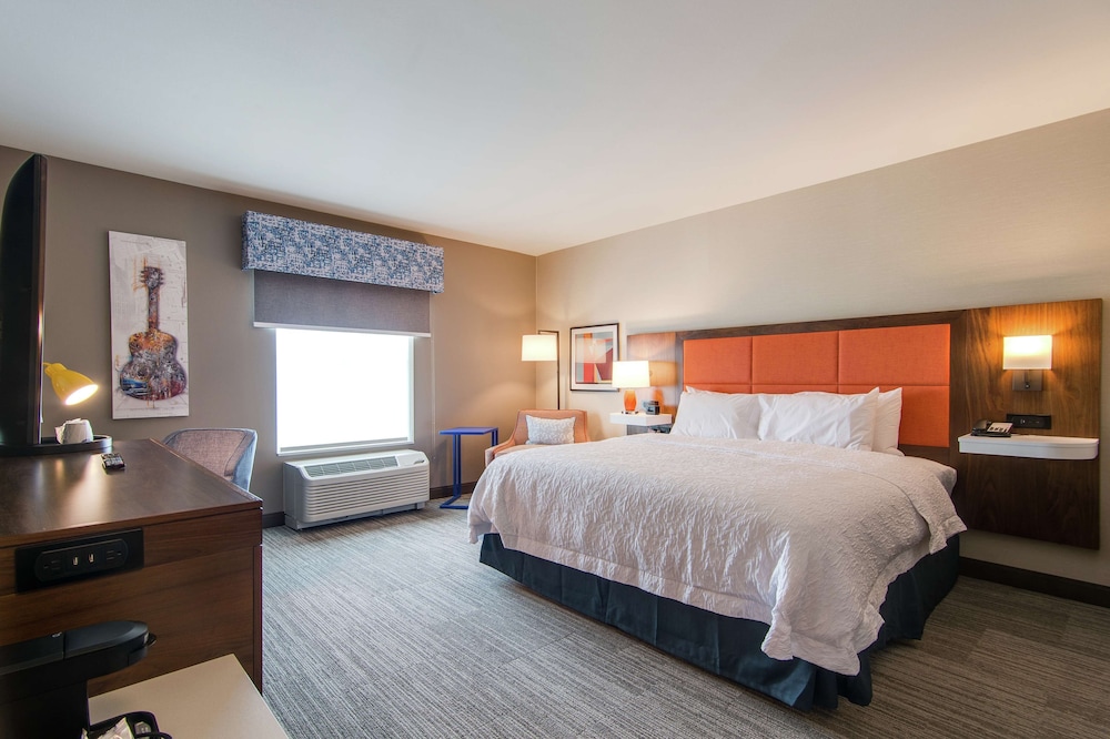 Room, 1 King Bed, Microwave - Photo 3