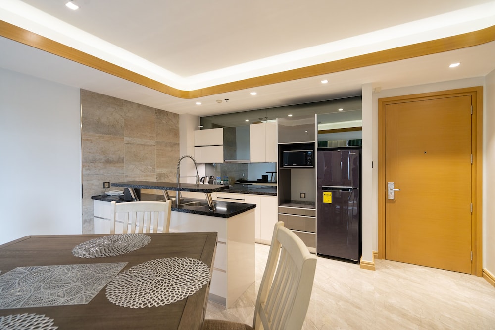 Executive Suite - Photo 2