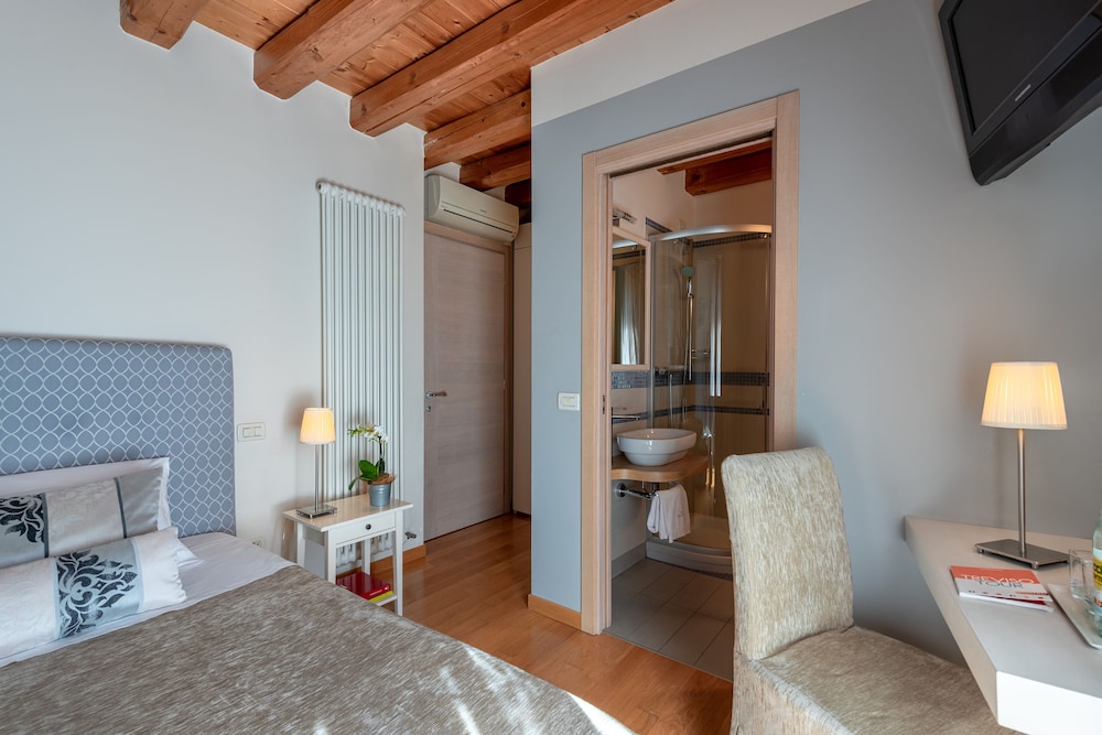 Single Room photo 3