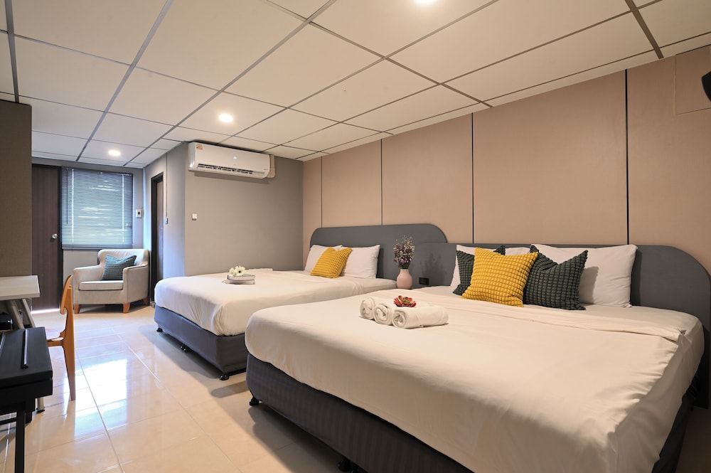 Deluxe Triple City View Room photo 1