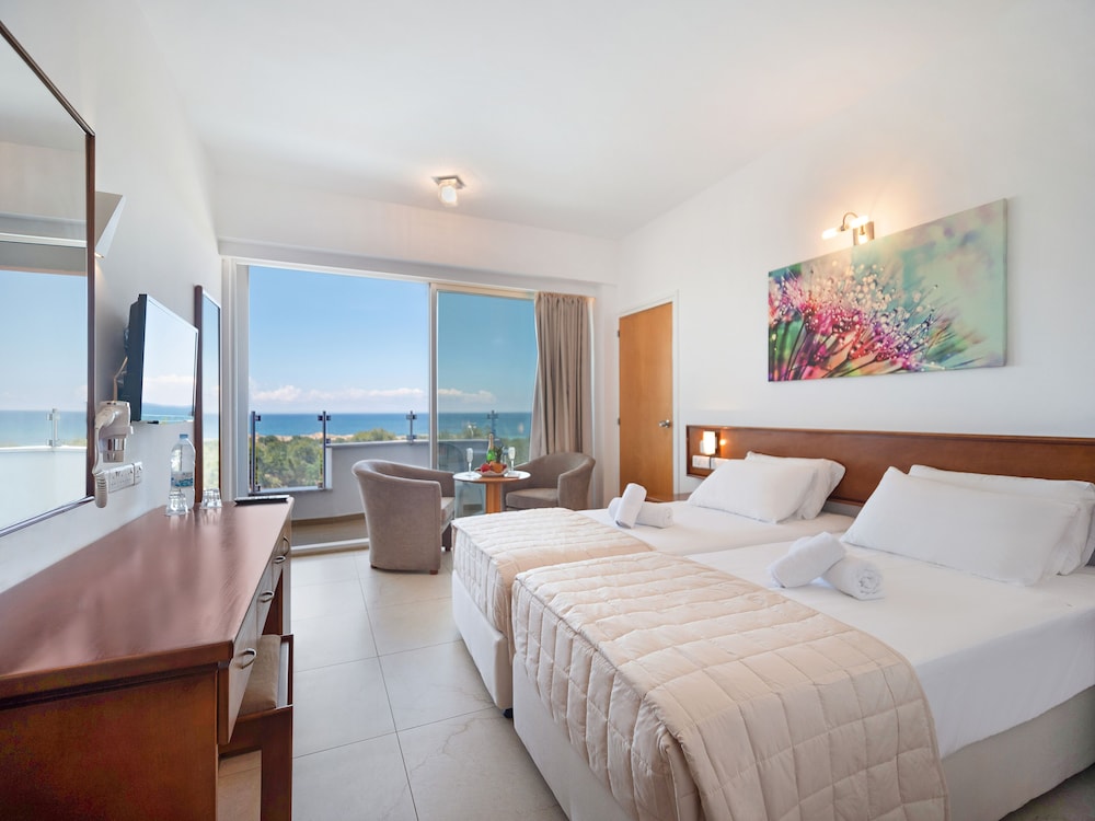 Standard Room, 1 Double or 2 Twin Beds, Balcony, Sea View - Photo 1