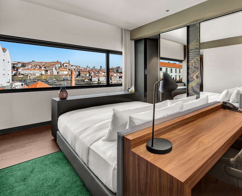 Suite, River View - Photo 5