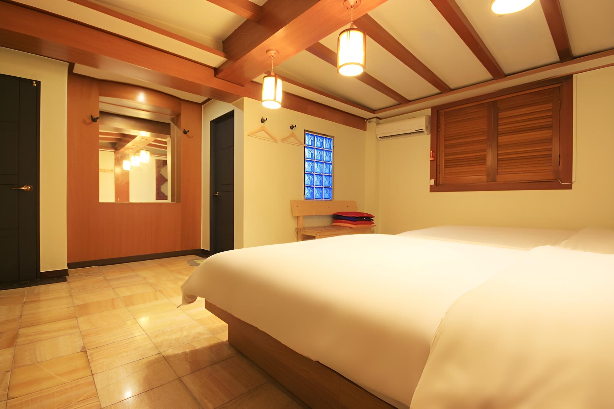 Room (Family (non-smoking double + double N) - Photo 15