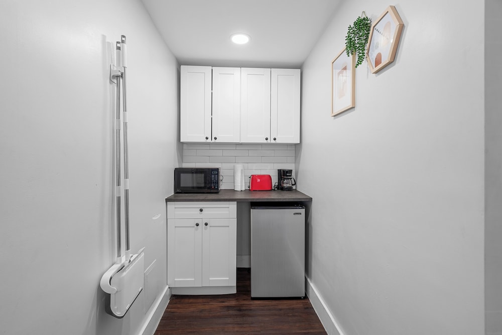 Superior Queen Studio w/ Kitchenette & Futon - Photo 6