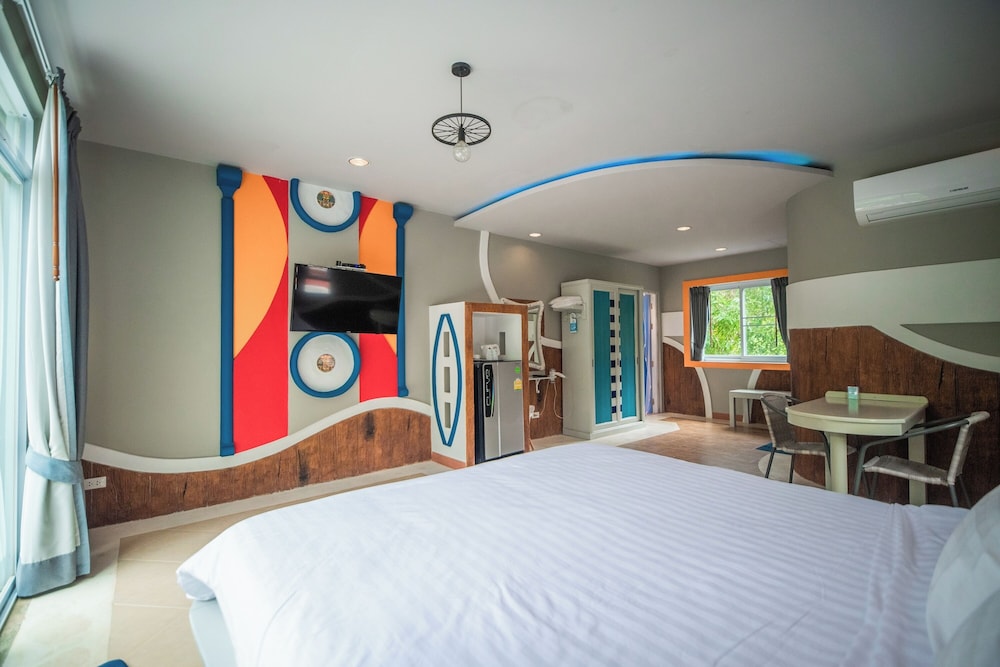 Deluxe Room, 1 King Bed, Non Smoking, Garden View - Photo 8