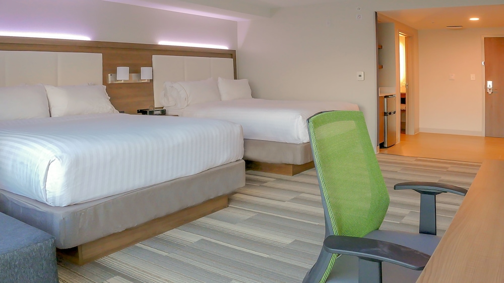 Standard Room, 2 Queen Beds (Miami Airport View) photo 2