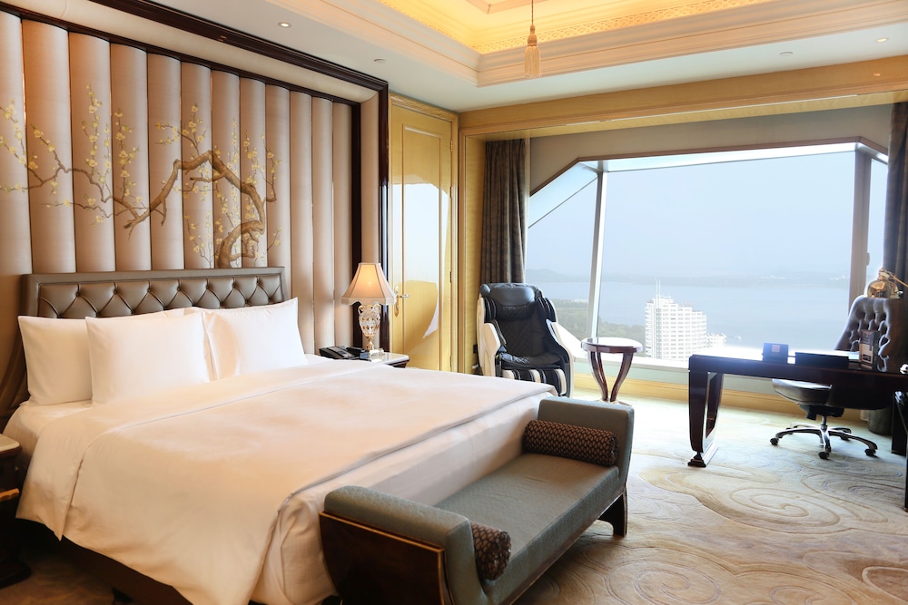 Executive King Room Lake View