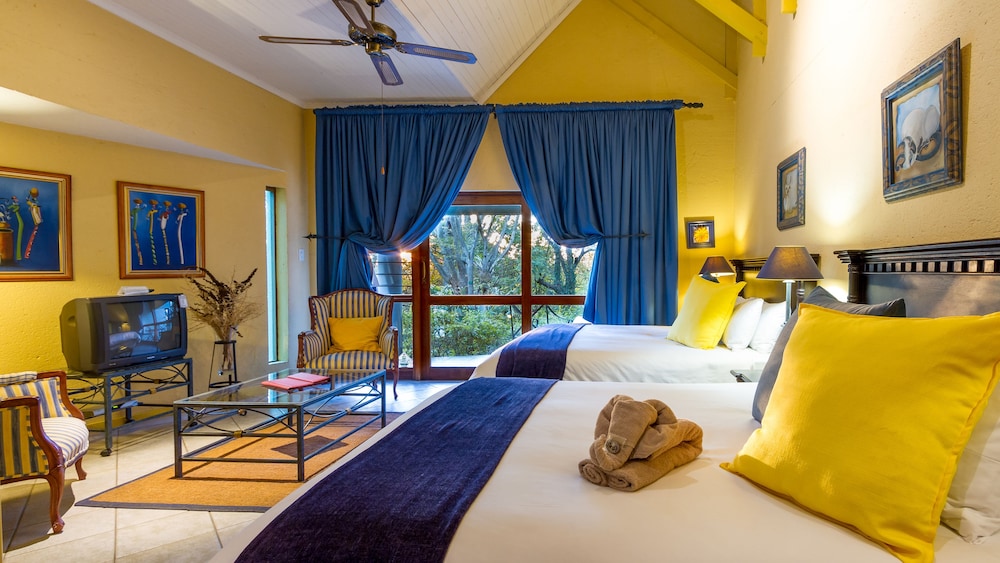 Family Suite, 2 Queen Beds, Private Bathroom, Garden View photo 1