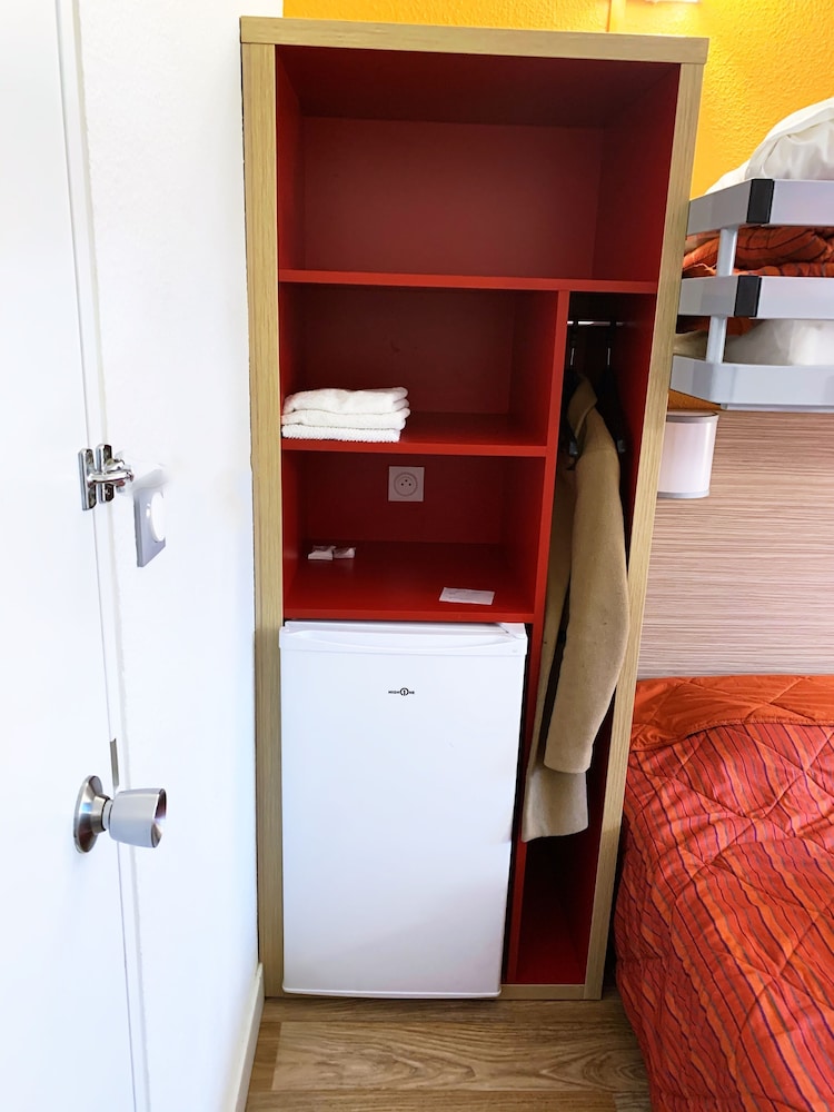 Standard Room, 3 Twin Beds (Shared Bathroom) photo 3
